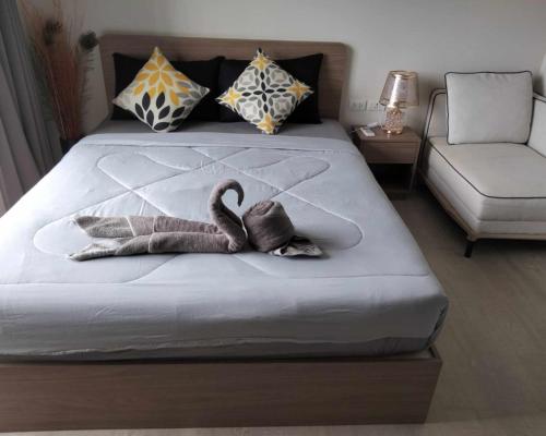 La casita Huahin by Pikul في هوا هين: غرفة نوم عليها سرير وبجعتين
