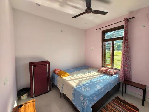 מיטה או מיטות בחדר ב-Sharma Homestay Palampur