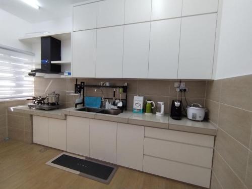 Η κουζίνα ή μικρή κουζίνα στο Nana's Sitiawan Home Stay, Victoria cottage