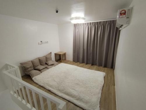 Ένα ή περισσότερα κρεβάτια σε δωμάτιο στο Nana's Sitiawan Home Stay, Victoria cottage