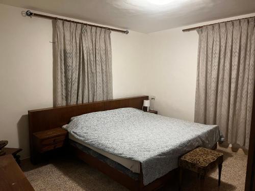 1 dormitorio con cama y ventana en Madaba Hills Apt, en Madaba