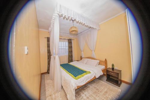una piccola camera con letto e finestra di Ebony Mara a Narok
