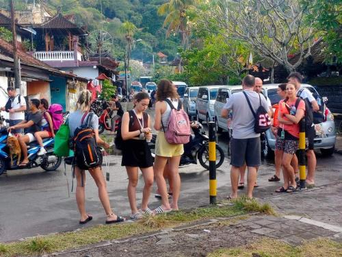 un grupo de personas de pie en el lado de una calle en GiliFerries Semaya One Cruise en Padangbai