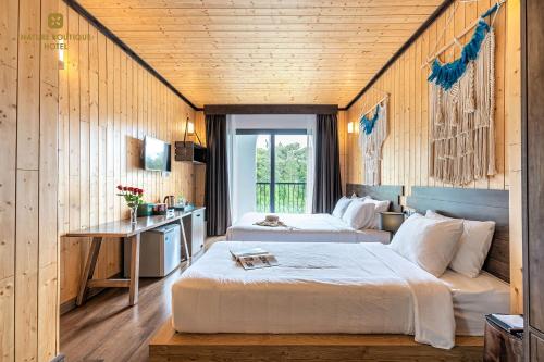 Ένα ή περισσότερα κρεβάτια σε δωμάτιο στο Nature Boutique Hotel - Nguyen Thi Nghia