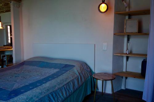 una piccola camera con un letto e due sgabelli di Dream vacation on the lake a Brissago