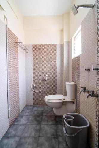 a bathroom with a toilet and a shower at Safa Residency in Tiruchchirāppalli