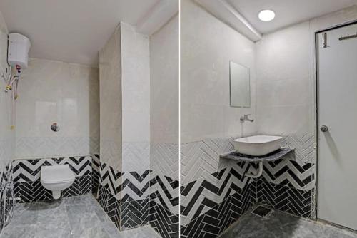un baño con lavabo e inodoro en HOTEL GK VILLA, en Ahmedabad