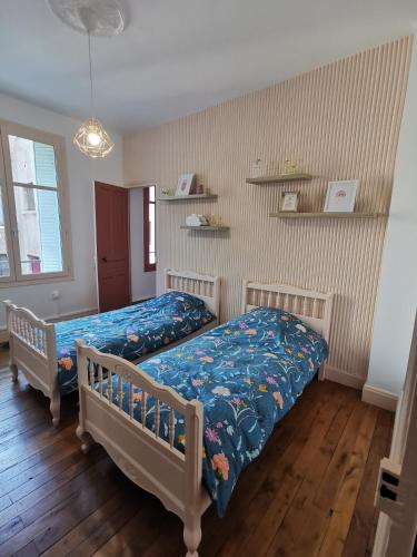 une chambre avec deux lits dans une pièce dans l'établissement Charmant appartement proche de la gare, à Vichy