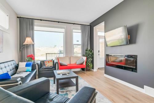 ein Wohnzimmer mit einem Sofa und einem Kamin in der Unterkunft Brand New 3-Bedroom Home in a Quiet Neighborhood in Calgary