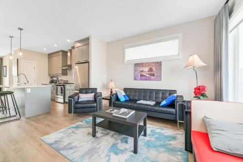 ein Wohnzimmer mit einem Sofa und einem Tisch in der Unterkunft Brand New 3-Bedroom Home in a Quiet Neighborhood in Calgary