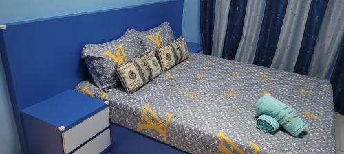 una camera blu con un letto con una parete blu di Ipoh homestay Casa a Ipoh
