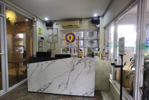 un vestíbulo con un mostrador de mármol en una tienda en Sunny Day Residences Cainta, en Cainta