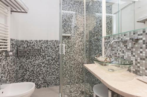 a bathroom with a sink and a glass shower at Al Mascaron Ridente in Venice