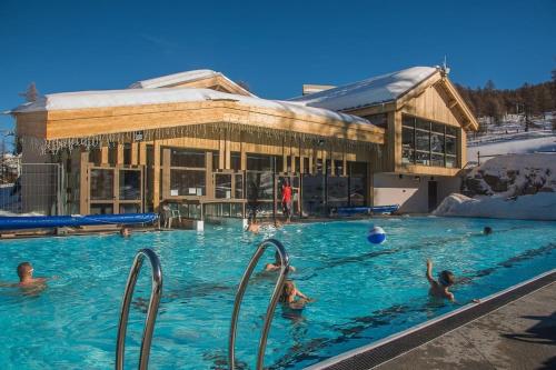 un groupe de personnes dans une piscine dans l'établissement T2 six couchages, exposé sud, sur les pistes, à Risoul