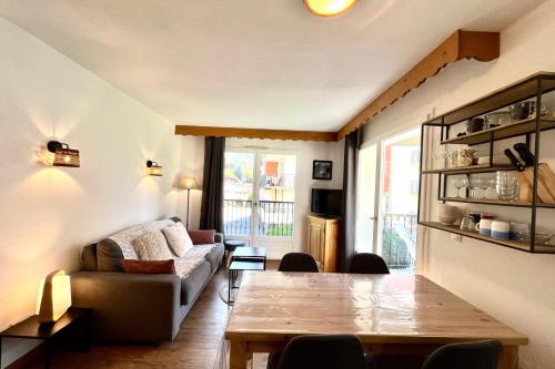 un salon avec un canapé et une table dans l'établissement LUMINEUX 43 m avec 2 BALCONS près des Pistes, à Saint-Gervais-les-Bains