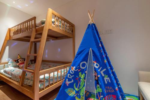 Una cama o camas en una habitación de Yoba Boutique Hotel