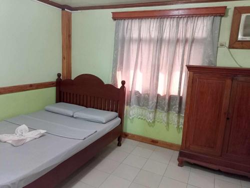 1 dormitorio con 1 cama, vestidor y ventana en Regular Room in Casa de Piedra Pension House 