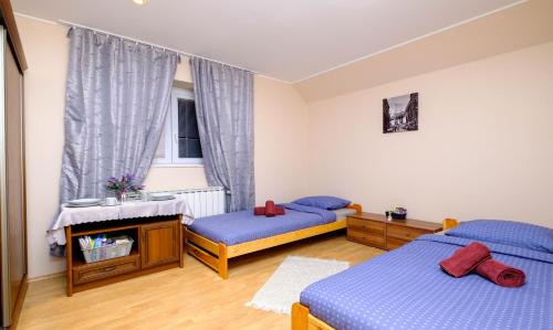 Ένα ή περισσότερα κρεβάτια σε δωμάτιο στο Vila24 Levice