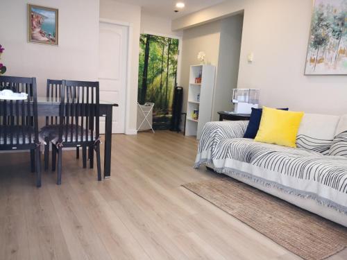 sala de estar con mesa y sofá en Coquitlam center, 2 bedroom suite, walking to skytrain, en Port Coquitlam