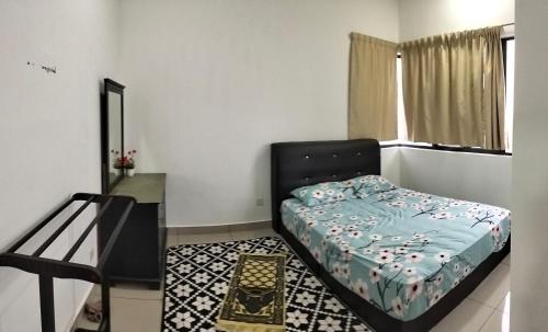 En eller flere senge i et værelse på Homestay RnZ Almyra Bangi