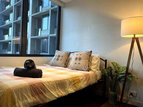 Postel nebo postele na pokoji v ubytování Inner City Skyline Studio W-Gym, Pool, WiFi, near SkyBus, Tram and Train Station