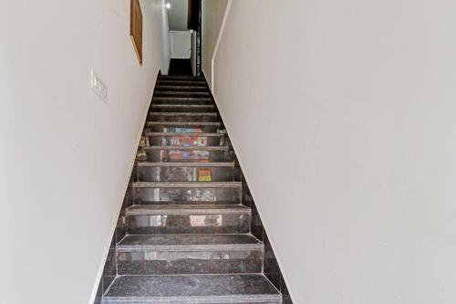 a stairway leading up to the second floor of a building at OYO Flagship Hotel Royal Inn in Patiāla