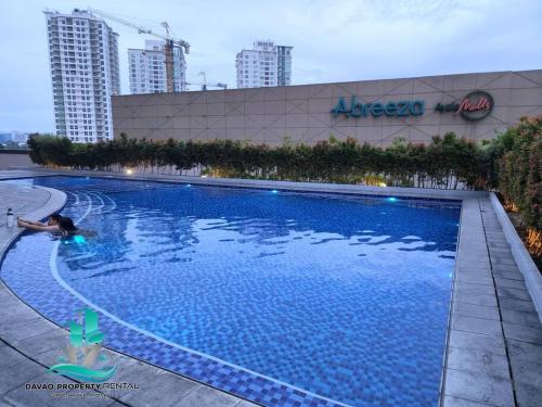 Πισίνα στο ή κοντά στο Luxurious Studio Unit w/Queen bed@ Aeon Tower 1733