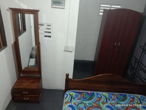 可倫坡的住宿－Kirula Villa House，一间卧室配有一张床、梳妆台和镜子