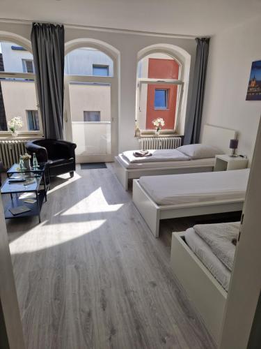 um quarto com 2 camas e uma sala de estar com 2 janelas em VringsVeedel em Colônia