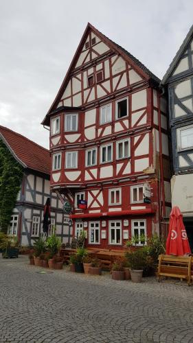 um edifício com um edifício vermelho e branco em FeWo Steingasse em Schwalmstadt