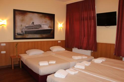 Tempat tidur dalam kamar di Altan Hotel