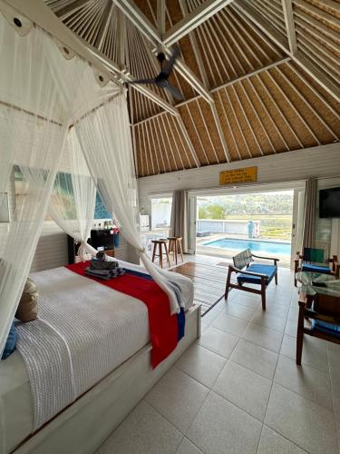 a bedroom with a bed with a wooden ceiling at Villa Gede 888 Lembongan in Nusa Lembongan