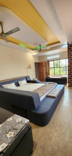 ein großes Schlafzimmer mit zwei großen Betten darin in der Unterkunft HOTEL JB STAR in Mandvi