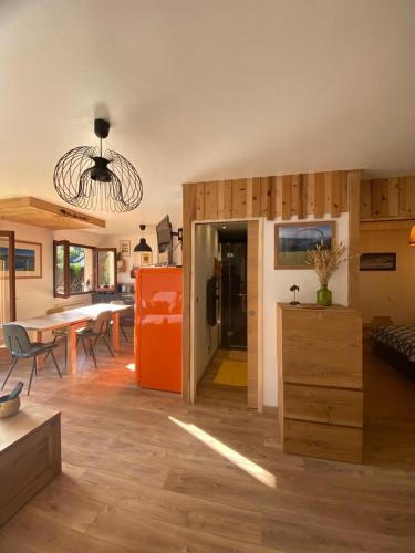 un salon avec une cuisine et une salle à manger dans l'établissement Appartement au calme avec vue sur les montagnes., à Sévrier