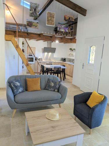 un salon avec un canapé et une table dans l'établissement Les pierres dorées, à Saint-Maurice-sur-Eygues