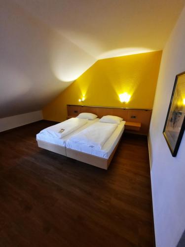 Hotel am Markt Garni - Aegidienbergにあるベッド