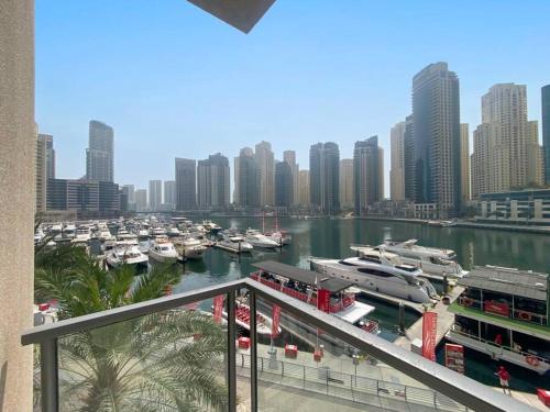 Breathtaking Marina View - Spacious Apartment