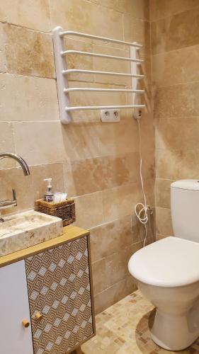 une salle de bain avec toilettes et lavabo dans l'établissement Studio vieux port Marseille, à Marseille