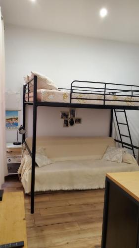 deux lits superposés dans une chambre avec un bureau dans l'établissement Studio vieux port Marseille, à Marseille