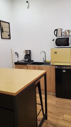 - une cuisine avec une table en bois et un comptoir dans l'établissement Studio vieux port Marseille, à Marseille