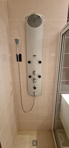 eine Dusche mit Duschkopf in einem Badezimmer in der Unterkunft Sunny Arco Retreat in Arco da Calheta