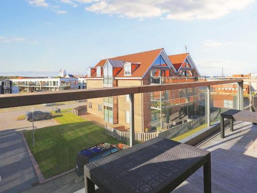 einen Balkon mit einer Bank auf einem Gebäude in der Unterkunft 6 person holiday home in S by in Sæby