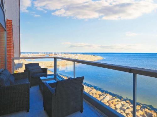 Un balcón con sillas y vistas al océano. en 6 person holiday home in S by en Sæby
