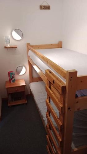 sypialnia z łóżkiem piętrowym i drabiną w obiekcie Superbe appartement à Valfréjus w mieście Valfréjus