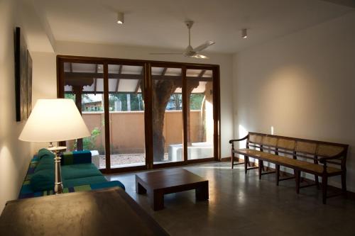un soggiorno con divano e tavolo di The Mango Nest a Jaffna