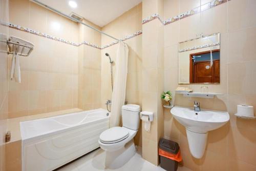 New Sunny 1 Hotel - Q7 by Bay Luxury في مدينة هوشي منه: حمام مع مرحاض ومغسلة وحوض استحمام