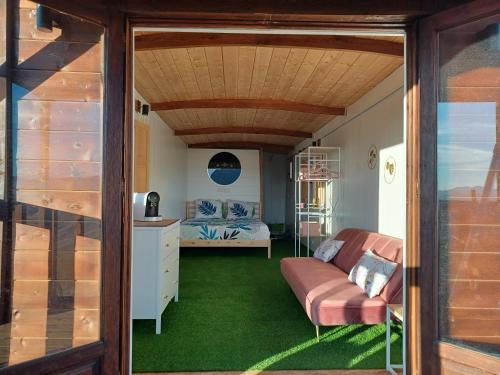 a living room with a couch and a bed at B&B Casa Loré D'or in Alora