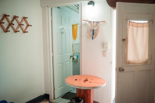 a small table in a hallway next to a door at Hostal Azul in Granada