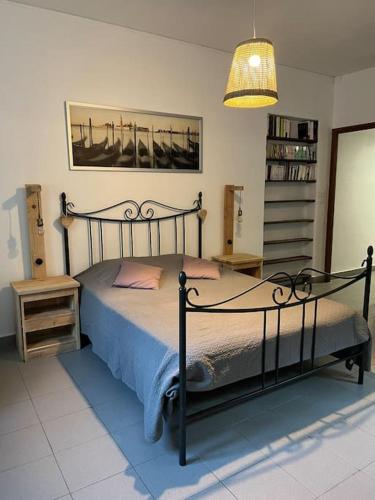 um quarto com uma cama e um candeeiro em Appartement 90 m2 proche de Corte em Soveria