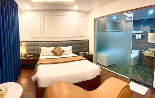 une chambre d'hôtel avec un lit et une salle de bain dans l'établissement Royal Hotel - số 18 LK23, KĐT Văn Khê - by Bay Luxury, à Hanoï